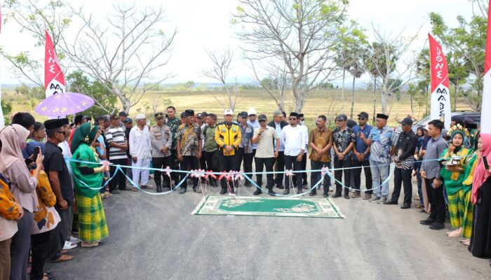 Bupati Bone Resmikan Jalan Desa Binuang, Warga Sambut dengan Sukacita