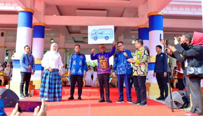 Dukung Kemudahan Pelayanan Publik Beramal Bone, Gubernur Sulsel Serahkan Mobil Layanan KTP-El