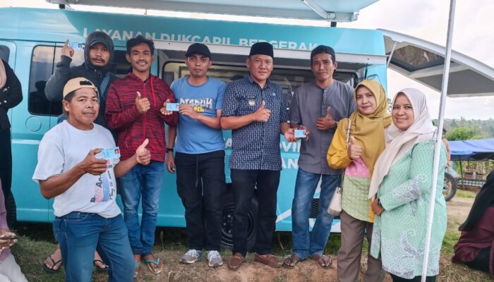 Masyarakat Kajuara Serbu Mobil Layanan KTP-El di Pesta Rakyat Beramal Bulu Tanah
