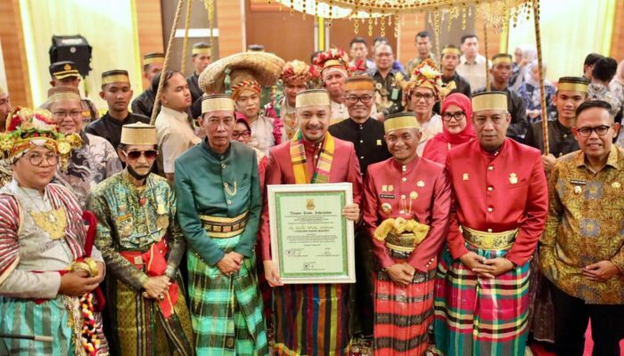 Jadi Duta Budaya Bone, Wamen Kebudayaan RI Dianugerahi Gelar “I Sumange Daeng Marowa”