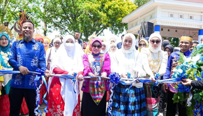 Gubernur Sulsel Didampingi Ketua TP PKK Sulsel Lepas Ribuan Peserta Jambore PKK 2025