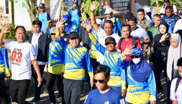 Ribuan Nakes Meriahkan HKN ke-61 Ikuti Jalan Santai Jambore Kesehatan Beramal di Barebbo