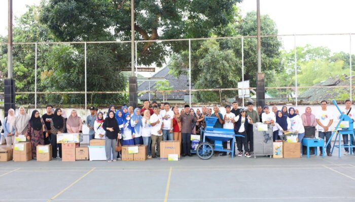 Dorong Kemandirian dan Daya Saing Usaha Lokal, Bupati Bone Serahkan Bantuan Sarana Prasarana kepada 47 Pelaku IKM