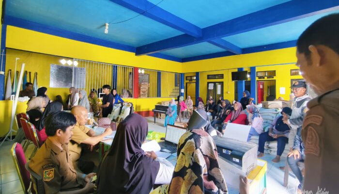 Pemdes Lili Riawang Salurkan Bantuan Beras-Minyak Goreng, Sasar Ratusan KPM