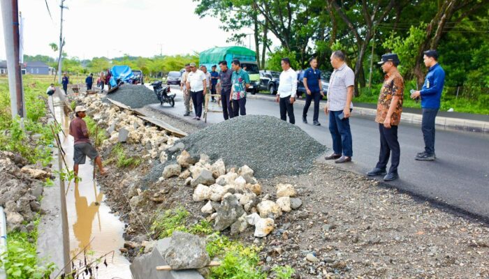 Talud Rusak, Bupati Cek Langsung Perbaikan Jalan Kantor DPRD Bone, Ingatkan Kontraktor