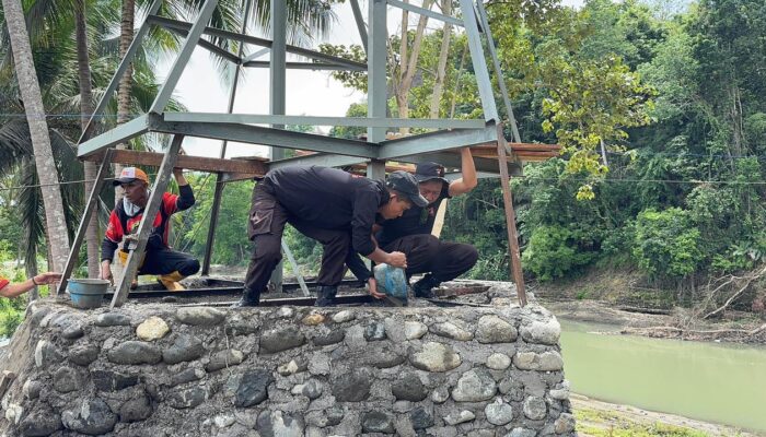 Totalitas! Brimob Bersama Masyarakat Bangun Jembatan Gantung untuk Anak Sekolah di Soppeng