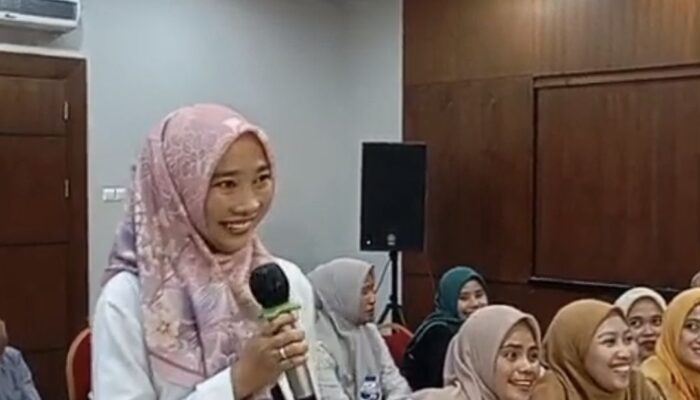 Momen di Bimtek Dukcapil, Bupati Bone Hadiahi Kambing untuk Operator Desa yang Sedang Hamil