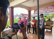 Kunker di Mapolsek Ulaweng, Kapolres Bone Serahkan Bansos ke Masyarakat