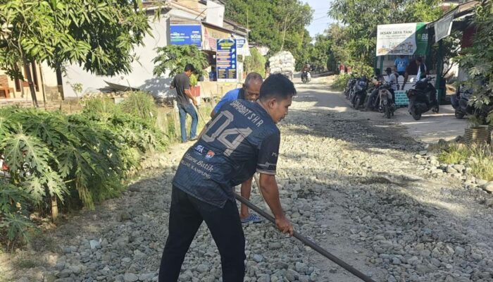 Anggota DPRD Bone Seheruddin Turun Tangan Perbaiki Jalan Rusak di Bone Utara