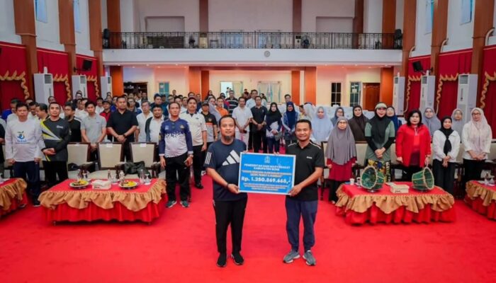 Pemkab Bone Serahkan Donasi Kemanusiaan Rp1,2 Miliar Bantu Korban Bencana Sumatera