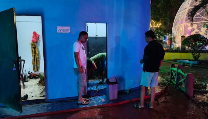 DLH Bone Tindak Lanjuti Aduan Warga, Fasilitas Toilet Taman Arung Palakka Dibersihkan