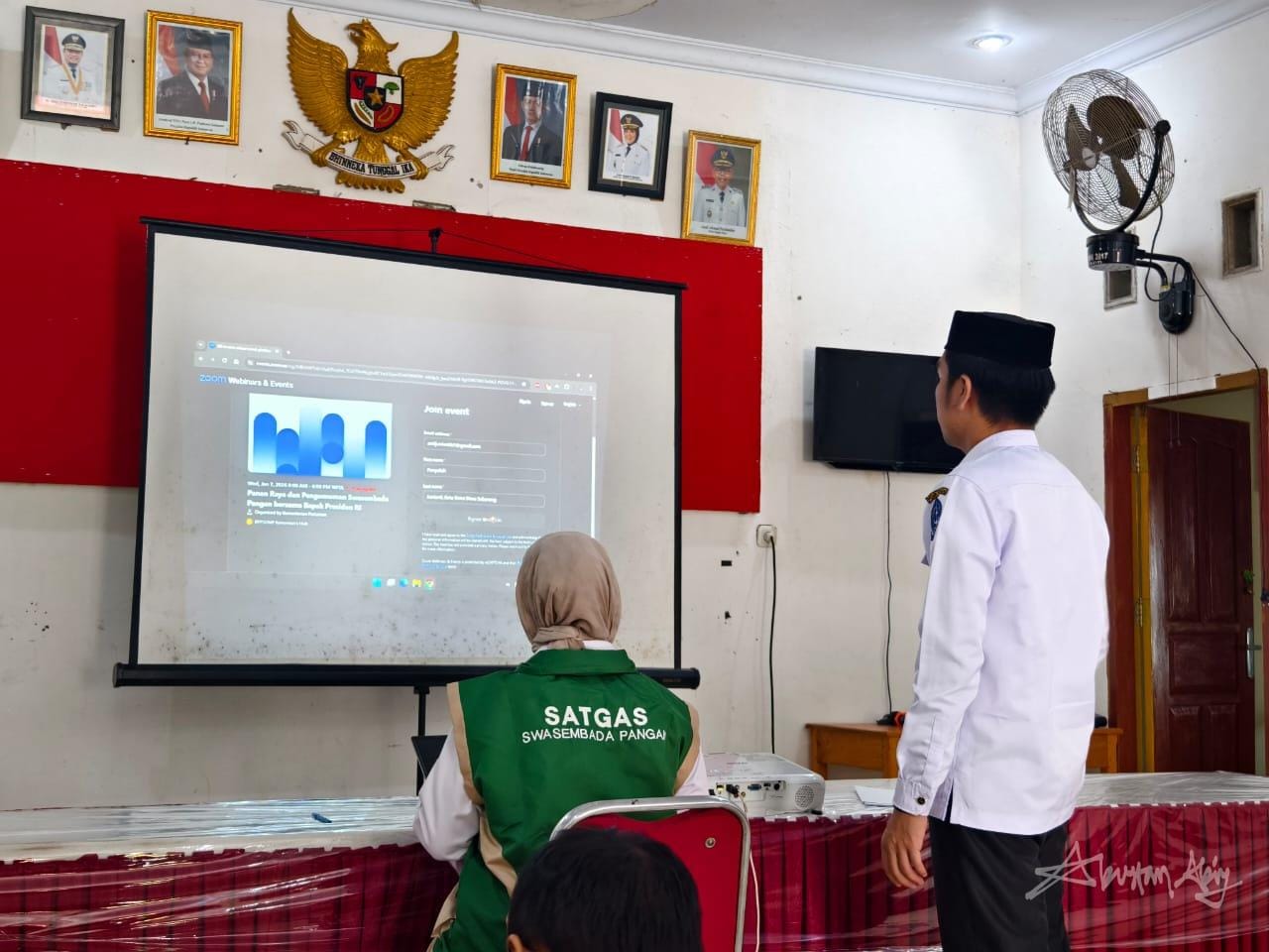 Sekdes Seberang A Dedi Irawan bersama Penyuluh Pertanian Junianti saat bersiap zoom meeting panen raya dan pengumuman swasembada pangan 2025