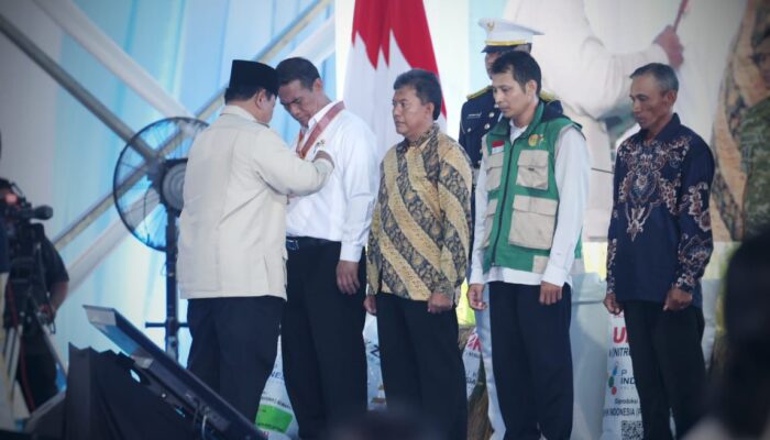 Sukses Swasembada Pangan, Presiden Prabowo Sematkan Bintang Jasa Utama kepada Mentan RI Andi Amran Sulaiman