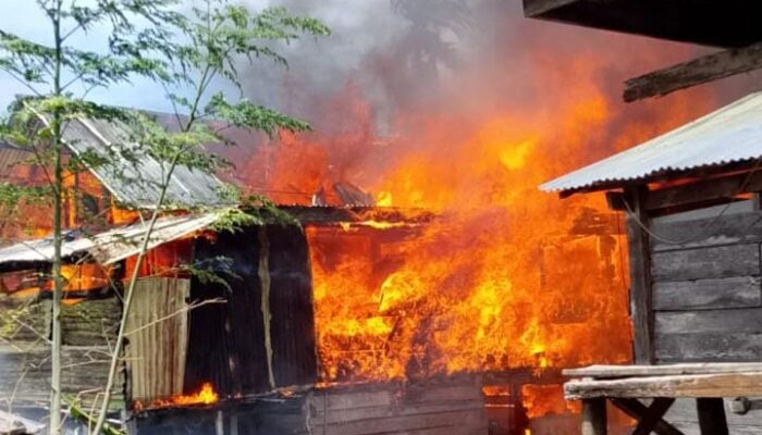 Dua Rumah Warga di Desa Uloe Ludes Terbakar