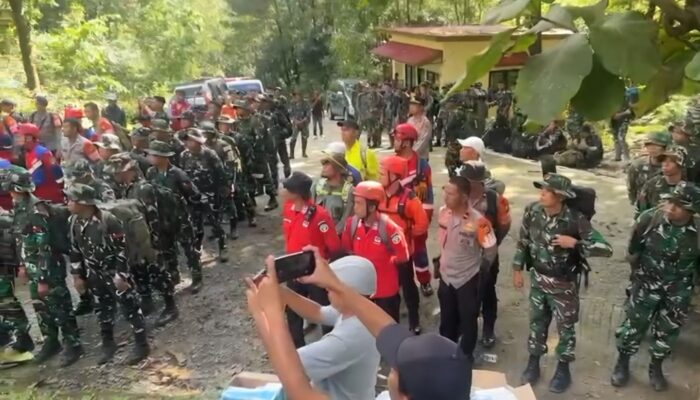 Brimob Polda Sulsel Kerahkan 67 Personel Bantu Pencarian Pesawat ATR 42-500 di Maros