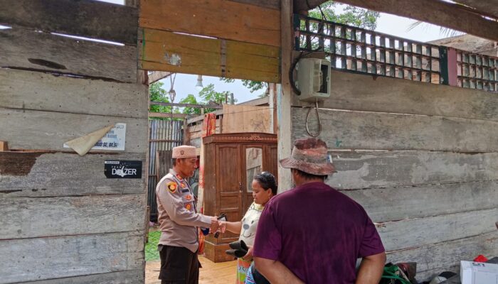 Peduli, Kapolsek Amali Bantu Korban Angin Kencang di Desa Laponrong