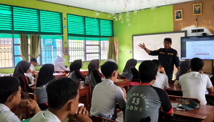 KPU Bone Mengajar, Edukasi Demokrasi ke Siswa SMAN 13 Bone