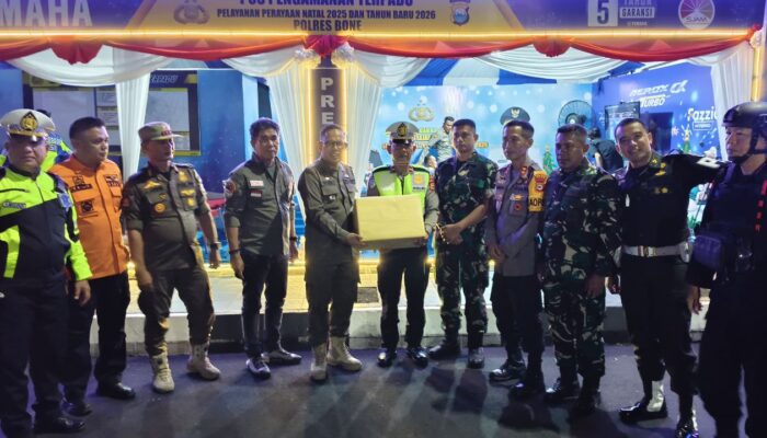 Bagikan Paket Sembako ke Petugas Jaga, Wakil Bupati Bersama Forkopimda Bone Patroli Gabungan