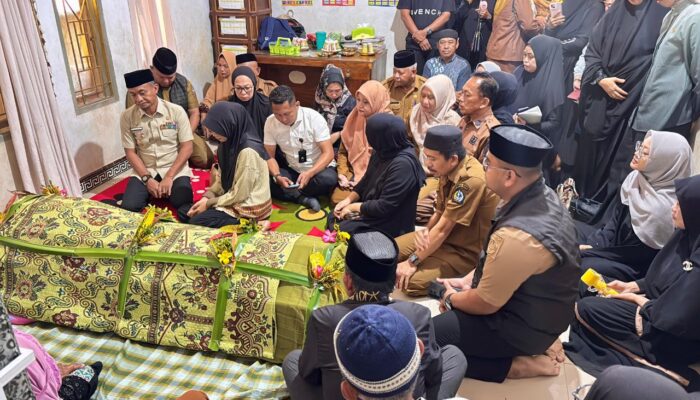 Rekan Letting SMAN Berpulang, Bupati Bone Melayat di Bengo