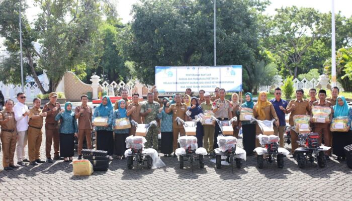 Turunkan Angka Stunting, Bupati Bone Salurkan Bantuan Pertanian Berbasis Pangan Lokal