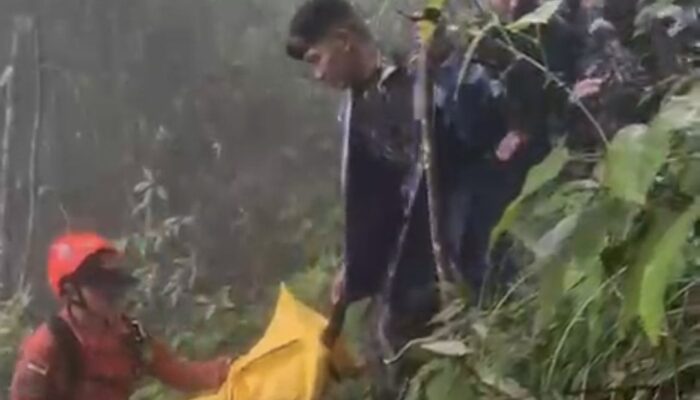 Tim SAR Evakuasi Korban Meninggal Pesawat ATR di Kawasan Ekstrem Bulusaraung Pangkep 