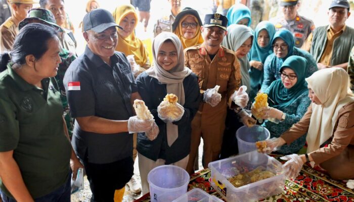 Bupati Bone Bersama Legislator Panen Madu di Pegunungan Bontocani
