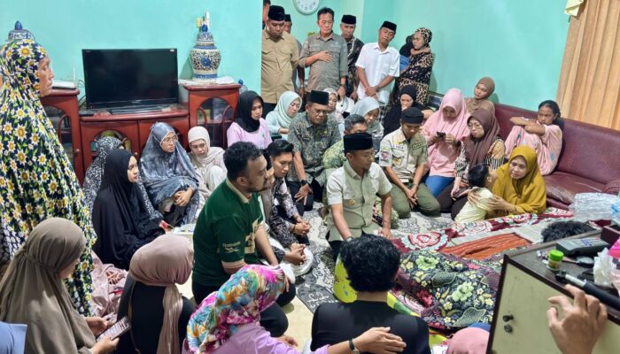 Bupati Bone Melayat ke Rumah Duka, Sampaikan Duka Mendalam atas Wafatnya Mantan Camat Amali