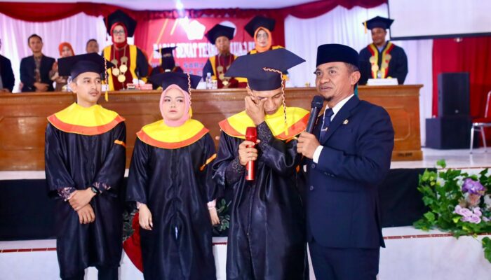 Bupati Bone Lunasi Utang Rp17 Juta Mahasiswa Kurang Mampu, Berikan Apresiasi Rp75 Juta kepada Wisudawan Berprestasi