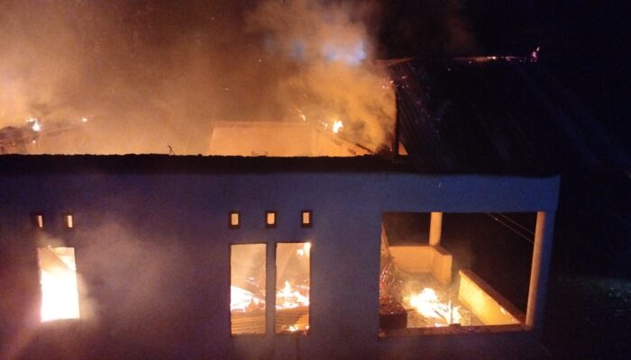 Kebakaran Malam Hari Gegerkan Warga Kajuara, 1 Rumah Permanen Terbakar