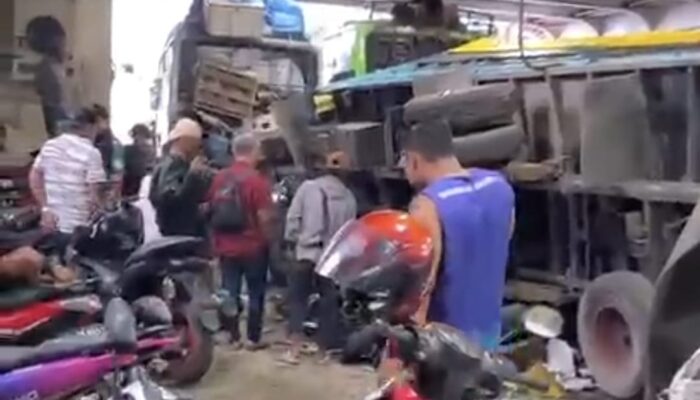 Cuaca Buruk, KMP Mandala Feri Rute Kolaka -Bone Putar Balik, Puluhan Kendaraan Terbalik