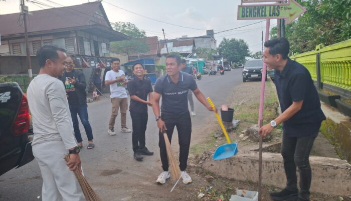 Spontan, Bupati Bone Keliling Kota Watampone,  Langsung Singgah Bersihkan Sampah