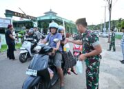 Dandim 1407/Bone Bagikan Takjil kepada Warga, Pererat Silaturahmi di Bulan Ramadan