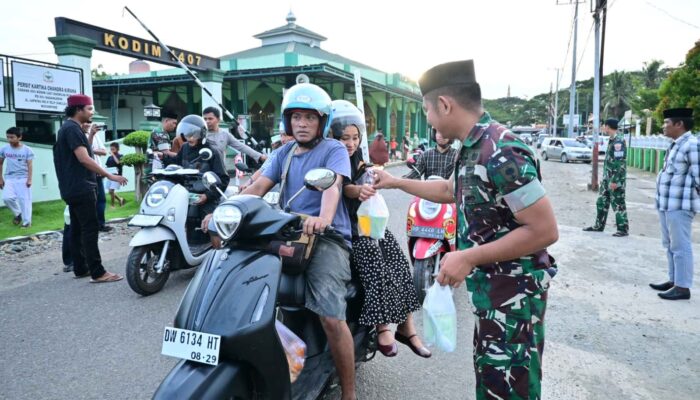 Dandim 1407/Bone Bagikan Takjil kepada Warga, Pererat Silaturahmi di Bulan Ramadan