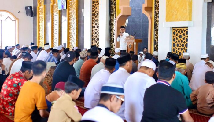 Bupati Bone Salat Jumat di Masjid Nurul Islam Biru Tegaskan Fokus Perbaikan Infrastruktur Jalan