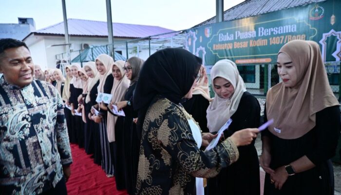 Apresiasi Kinerja, Dandim 1407/Bone Serahkan THR Jelang Idul Fitri Kepada Prajurit dan Isterinya