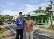 Foto ai Camat Ulaweng AM Aryananda bersama Kades Sappewalie A Taslim berpose di depan Masjid Ramah Pemudik
