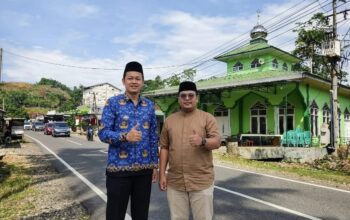 Foto ai Camat Ulaweng AM Aryananda bersama Kades Sappewalie A Taslim berpose di depan Masjid Ramah Pemudik