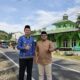 Foto ai Camat Ulaweng AM Aryananda bersama Kades Sappewalie A Taslim berpose di depan Masjid Ramah Pemudik