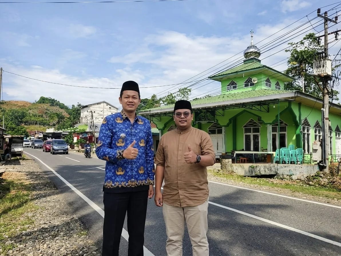 Foto ai Camat Ulaweng AM Aryananda bersama Kades Sappewalie A Taslim berpose di depan Masjid Ramah Pemudik