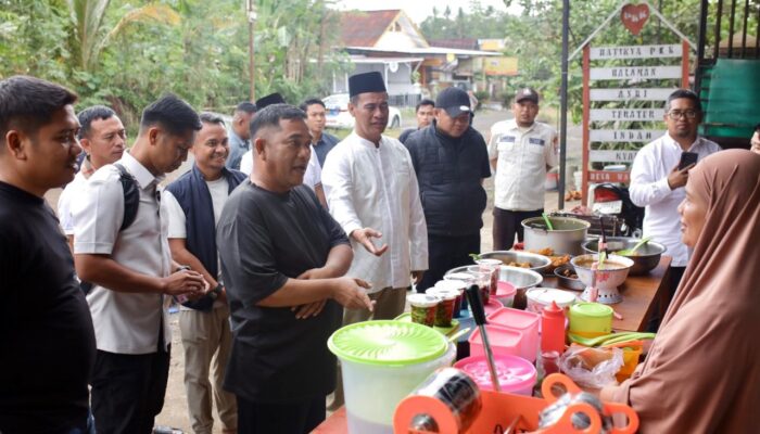 Mentan Andi Amran Ngabuburit di Kampung Halaman Bone, Borong Takjil untuk Dibagikan Gratis