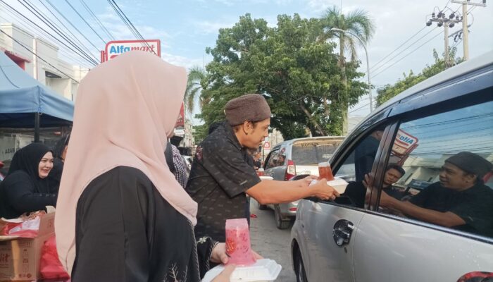 Dekatkan Diri dengan Warga, Satreskrim Polres Bone Tebar Takjil Hingga Grebek Sahur
