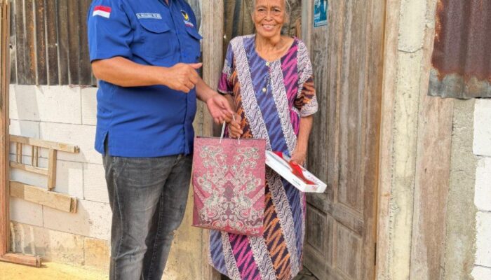 Ketua Fraksi NasDem Bone H Muslimin Dari Rumah ke Rumah Berbagi dengan Masyarakat