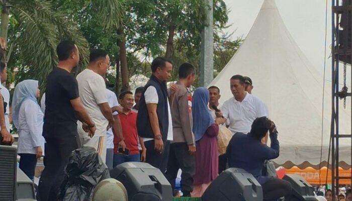 Tanggung 7 Anak, Penjual Kerupuk di Bone Dapat Rp20 Juta dari Mentan RI