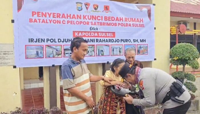 Kapolda Sulsel Cium Tangan Nenek Penerima Bantuan Bedah Rumah: Potret Ketulusan, Sipakatau- Sipakalebbi
