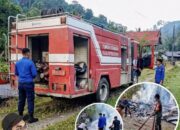 FOTO: Damkar Bantu Padamkan Kebakaran di Dusun Terpencil Desa Walimpong