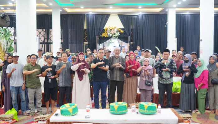 BAZNAS dan Wabup Bone Salurkan 139 Paket Sembako untuk Petugas Kebersihan