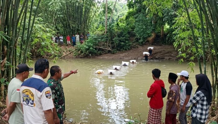 Viral Angkut Gabah Seberangi Sungai, Dandim 1407 Bone Pastikan Bangun Jembatan Bantu Petani