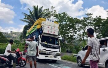 Lakalantas Truk Mundur di Sumpallabbu, Kendaraan Antre Lewat
