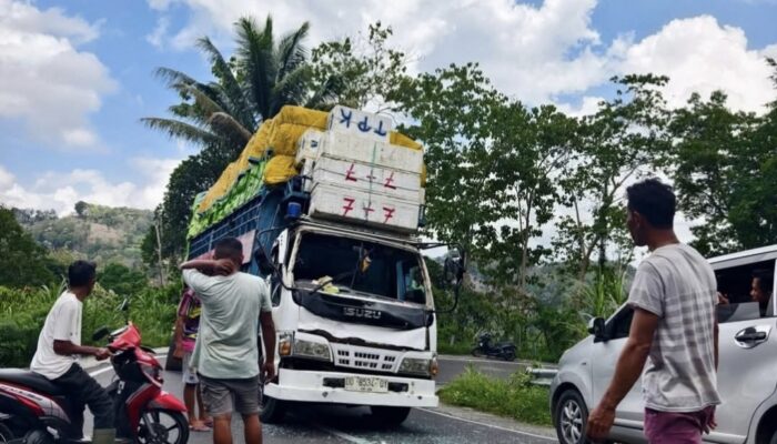 Lakalantas Truk Mundur di Sumpallabbu, Kendaraan Antre Lewat