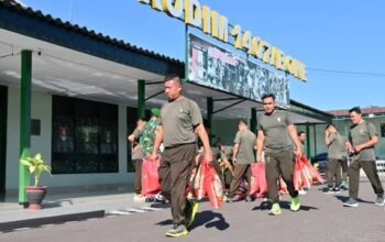 Jum’at Bekah Ala Dandim 1407/Bone, Bagikan Beras ke Prajurit